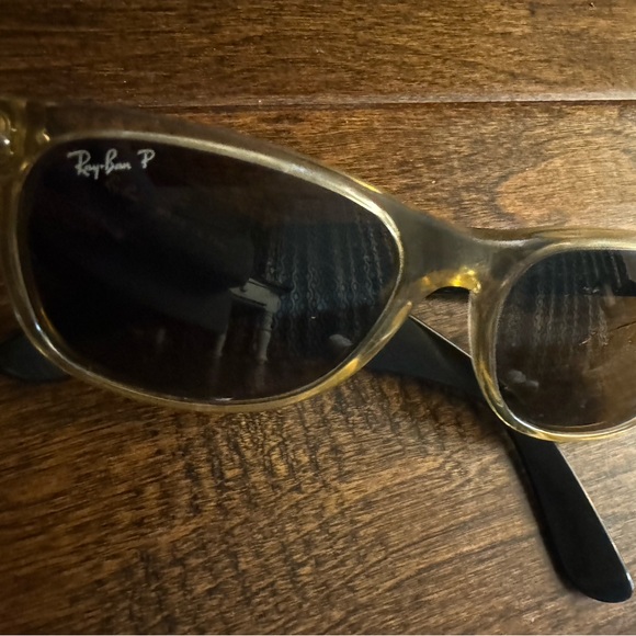 Ray Ban Polarized Sunglasses (women’s) *Cracked Lens - Picture 2 of 9